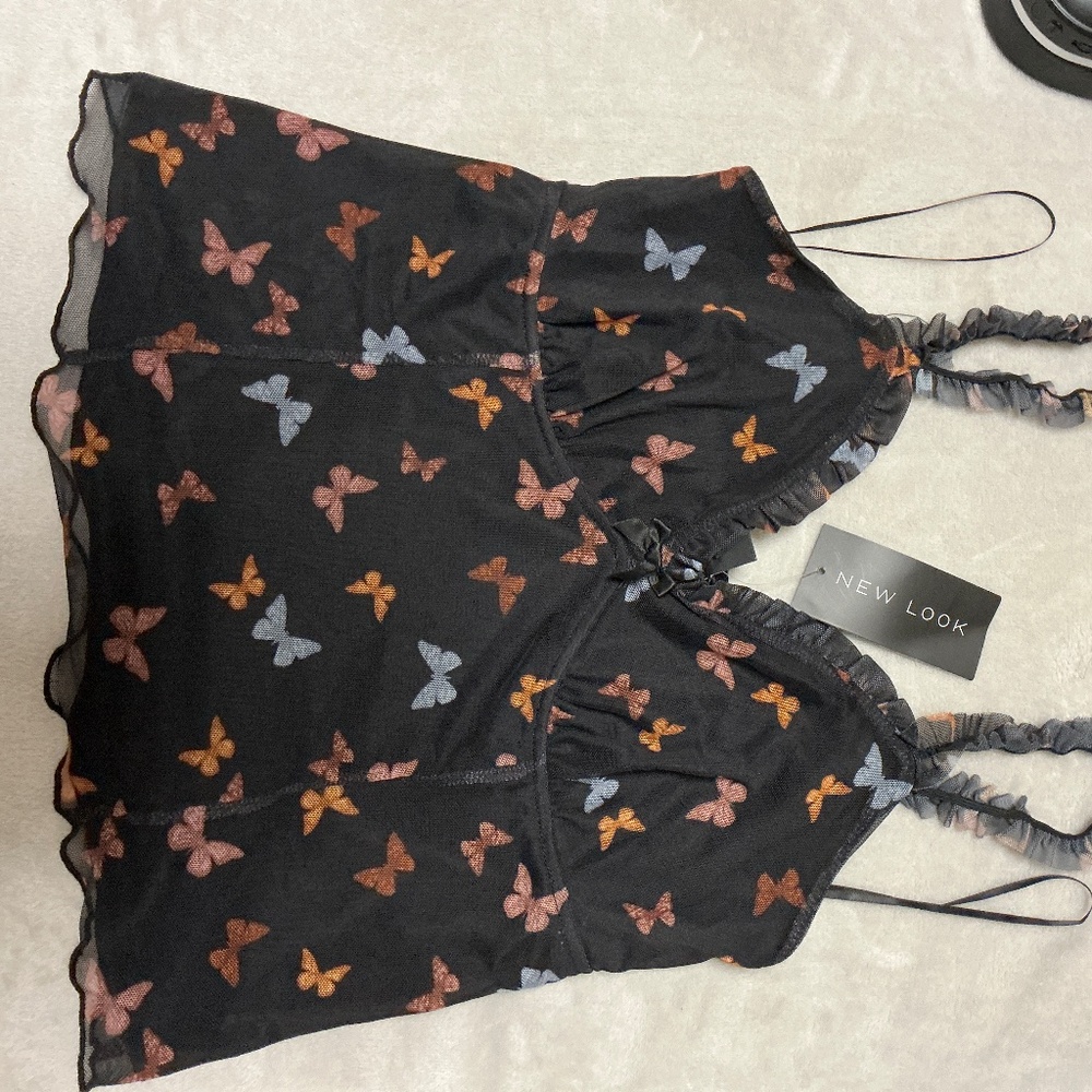 NEW LOOK RUCHED CAMI TOP IN BLACK BUTTERFLY PRINT